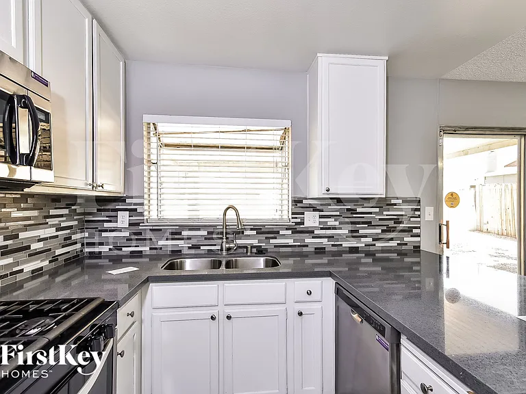 1613 Amboy Dr — Photo 5