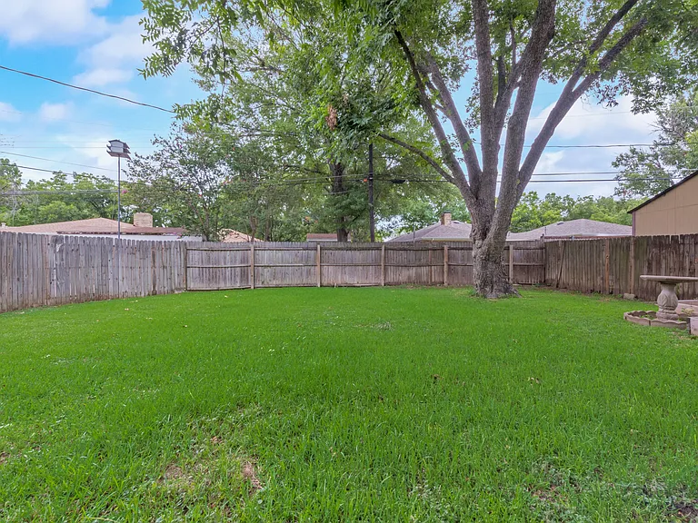 1718 Westminster Dr — Photo 10