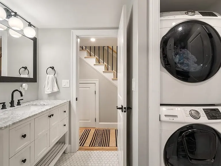 142 W 8th St #1 — Photo 19