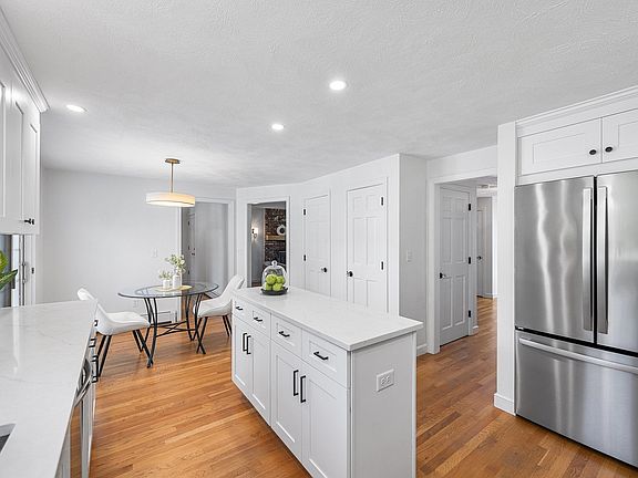 5th image of 8 Lantern Ln