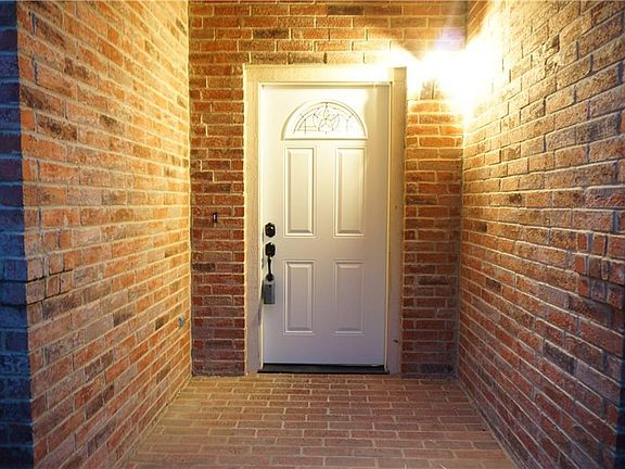 2nd image of 1079 Magnolia Ln