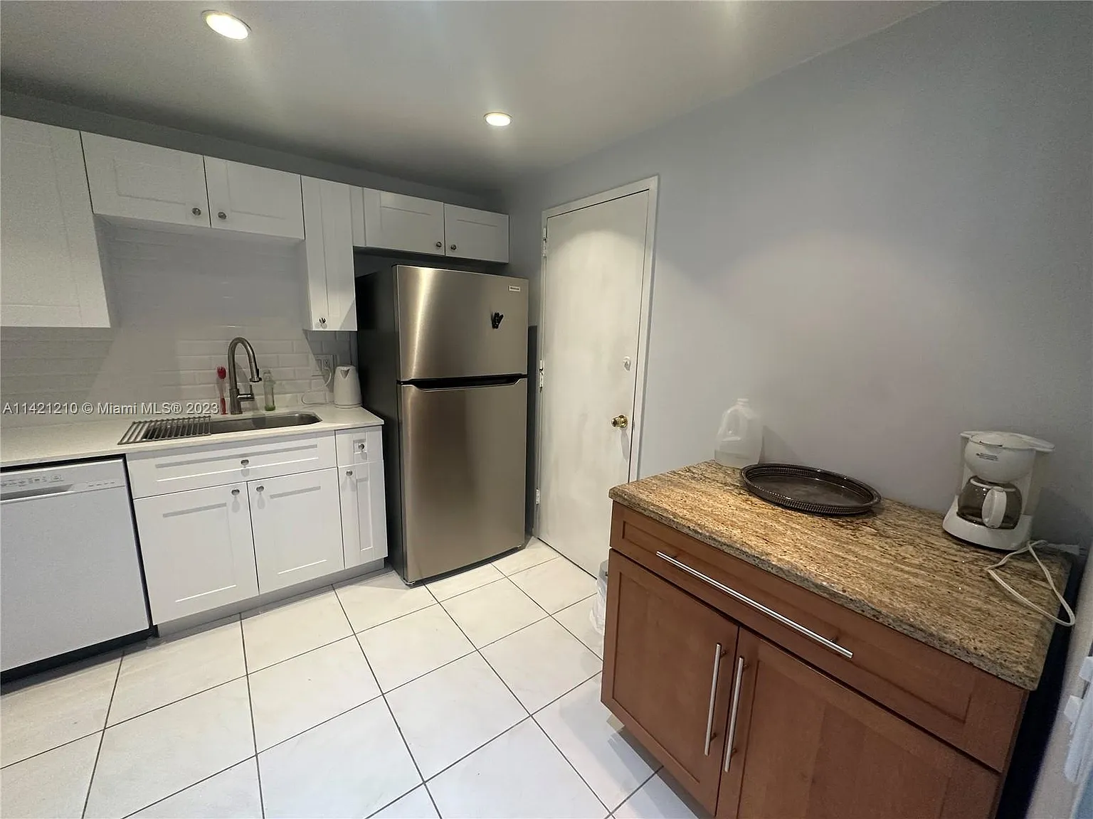 Ocean View Towers Condo — Photo 2