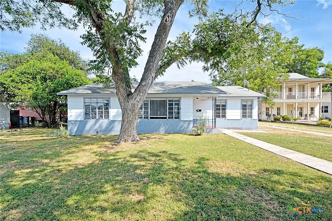 3 bed, 1.0 bath, 1619 sqft, $1,950 — Photo 1