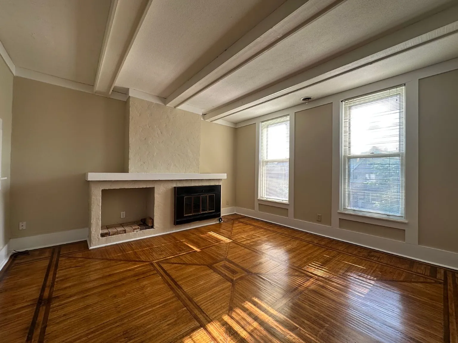 2 Bedroom-Brady St - Heat & Electricity Included — Photo 2