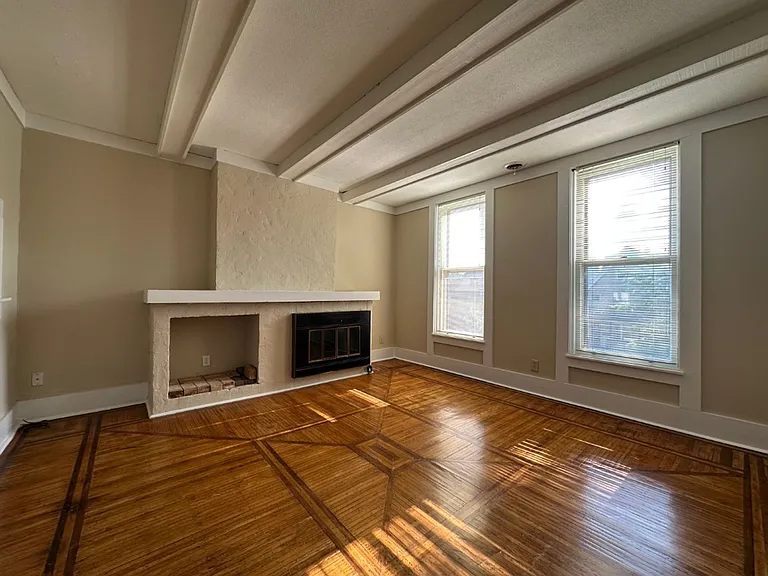 2 Bedroom-Brady St - Heat & Electricity Included — Photo 2