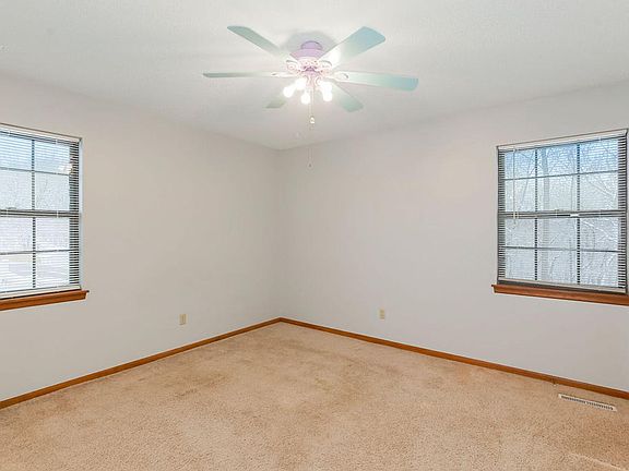 3rd image of 721 SE Redwood Ln #18105720