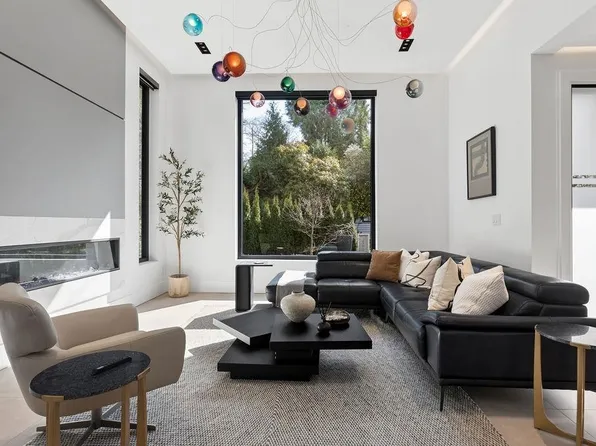 1200 Bedford Ct, North Vancouver, BC V7R 1L1