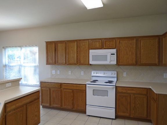 3rd image of 1221 Bonnet Dr