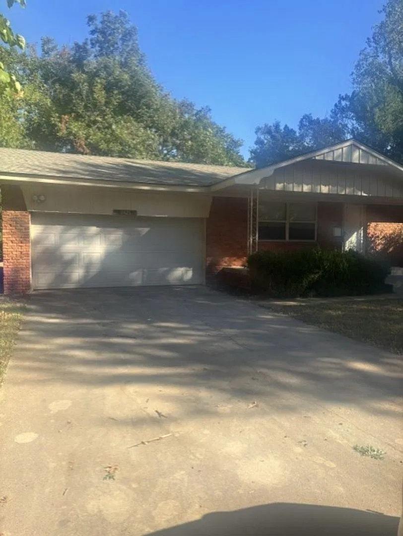 Must see 3 bed, 2 bath home in Central Norman — Photo 1