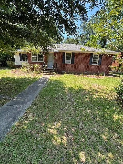 3 bed, 1.0 bath, 1256 sqft, $1,100 — Photo 2