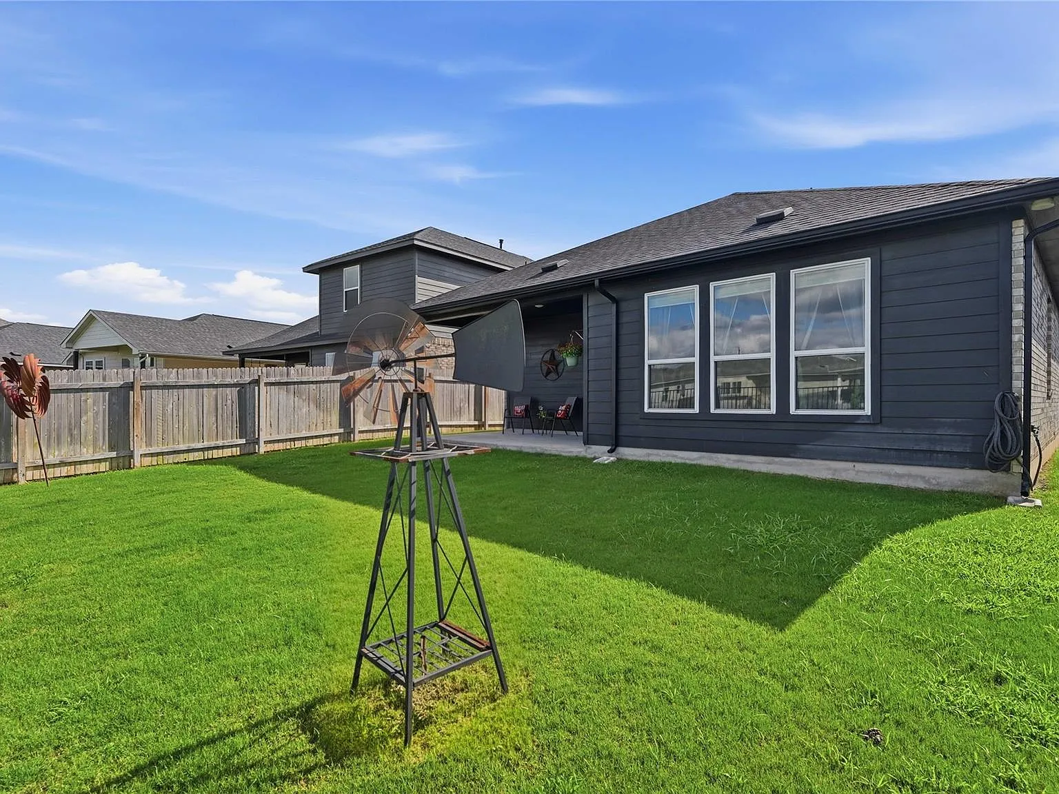 3 bed, 2.0 bath, 1850 sqft, $2,400 — Photo 4
