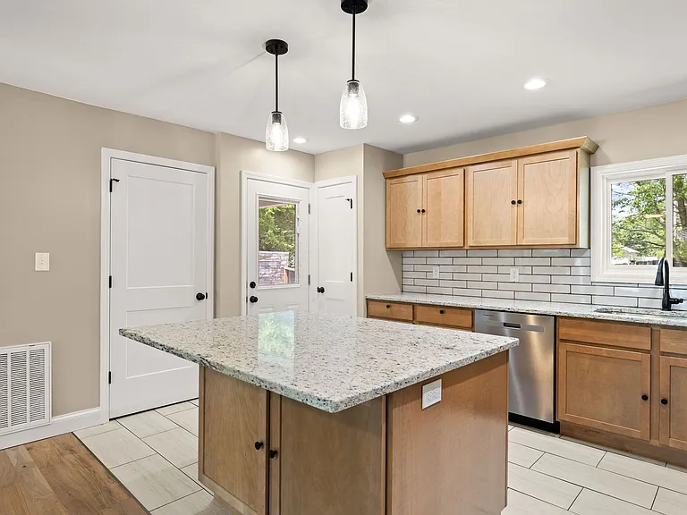 910 Windlau Ct — Photo 11