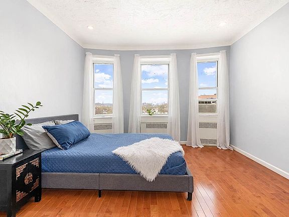 3rd image of 920 E 17th St APT 609