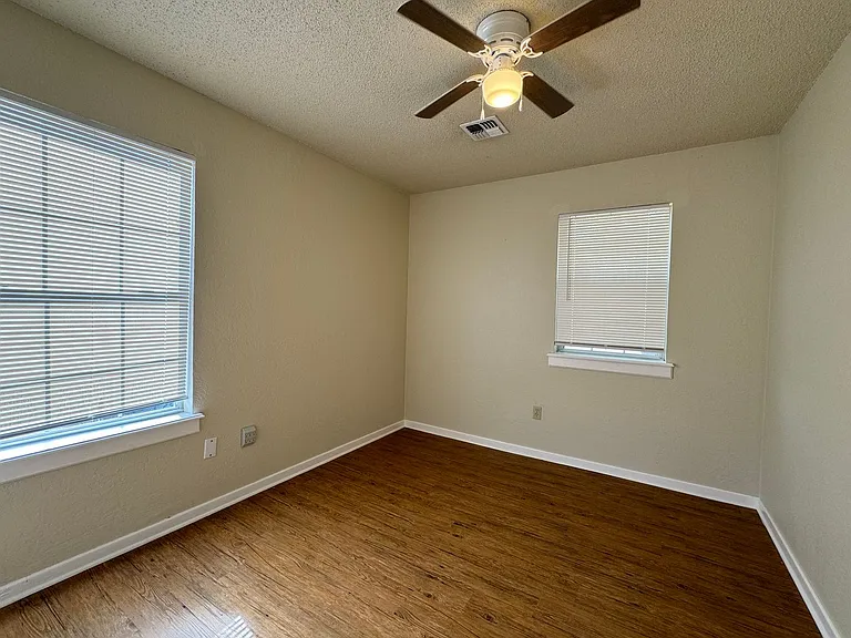 5407 NW Kinyon Ave — Photo 8