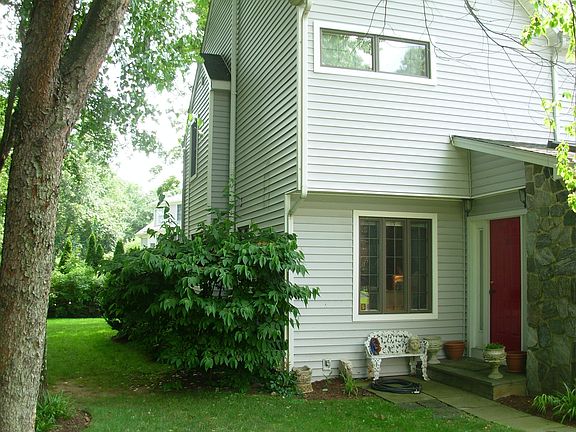 Front Side view w/entr.