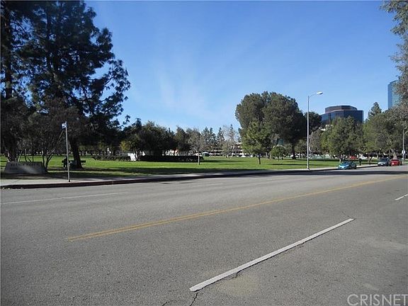 3rd image of 5800 Owensmouth Ave APT 65