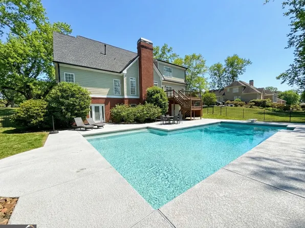 30 Lake Park Ct, Sharpsburg, GA 30277