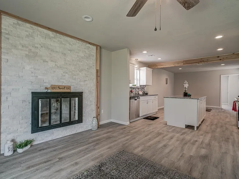 605 Saint James Pl — Photo 14