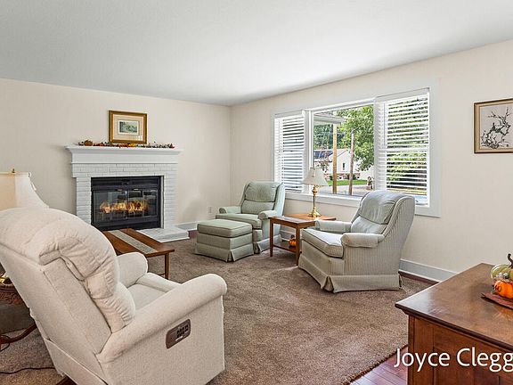 5th image of 15858 Lake Ave