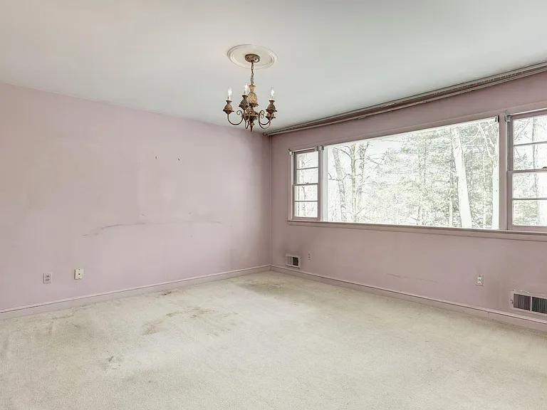 1429 Laburnum St — Photo 15