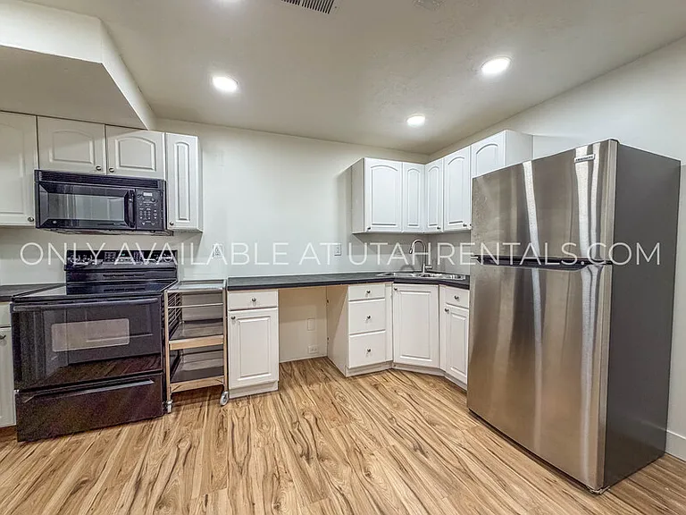 960 N Eastview Dr — Photo 40