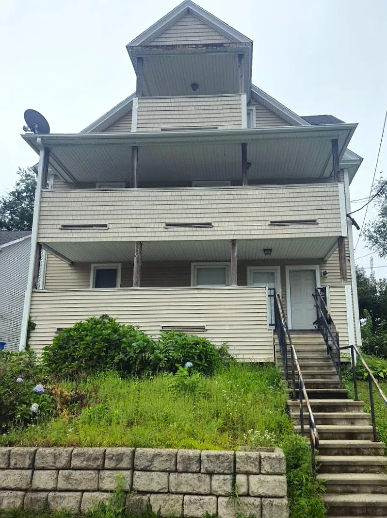 3 bed, $1,800 — Photo 1