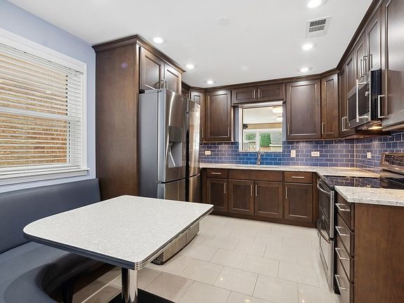 5th image of 3139 W Jarvis Ave