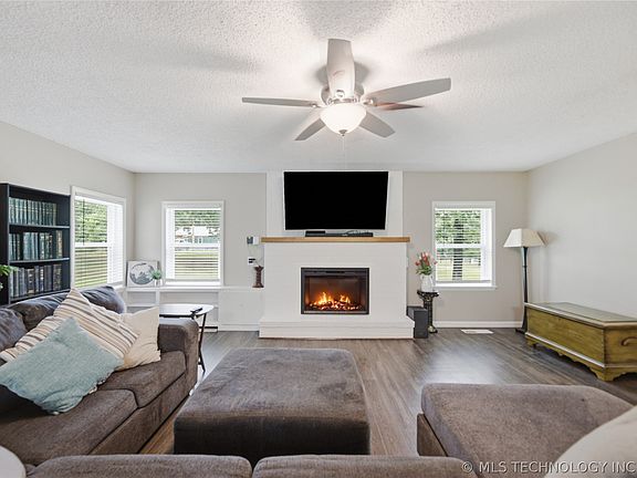 4th image of 1575 E 565th Rd