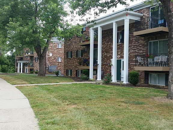 3rd image of 10 Susan Circle # Top Floor