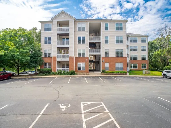300 Riverbend Dr APT 2B, Charlottesville, VA 22911
