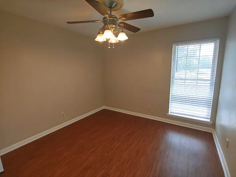 Barton Oaks Apartments — Photo 18