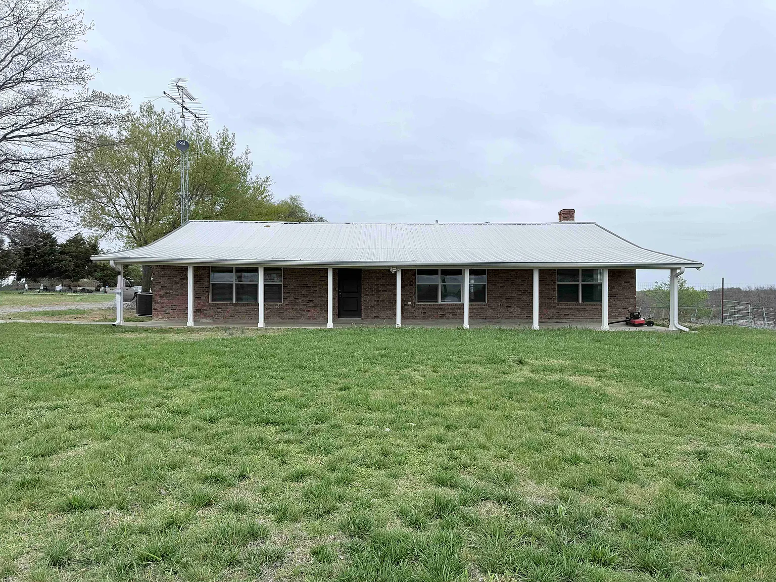 3 bed, 2400 sqft, $1,995 — Photo 3
