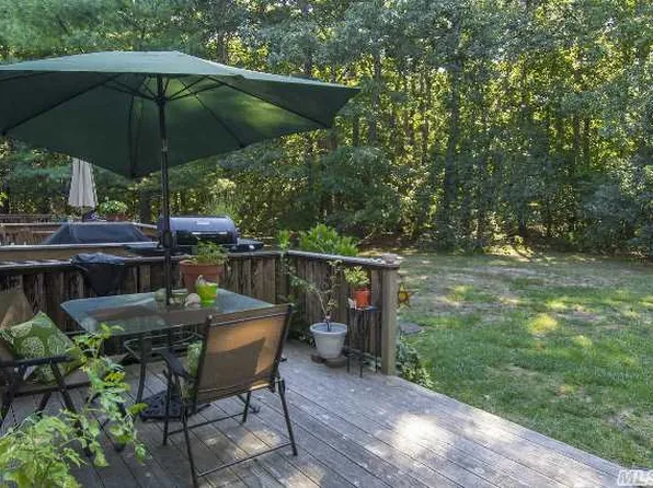 15 Cal Ct, Manorville, NY 11949