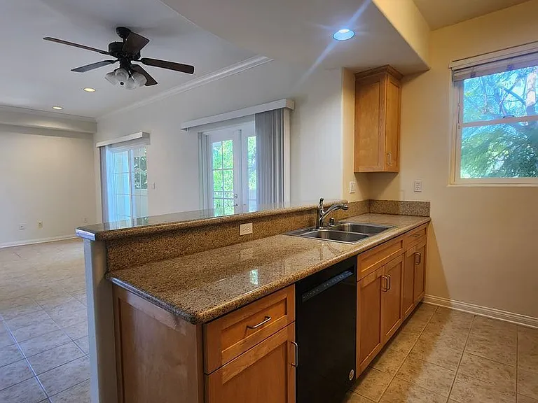 4735 Gloria Ave #5 — Photo 12
