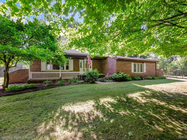 22880 Clarkshire Dr, South Lyon, MI 48178