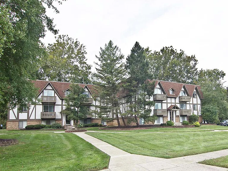 Camelot East Apartments — Photo 28