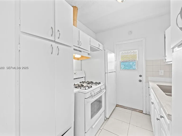 2072 NE 169th St #2 — Photo 2