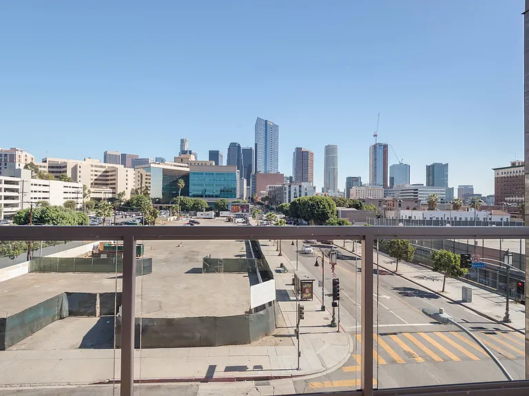 Wilshire Valencia — Photo 23
