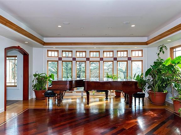 4th image of 41 Hollywood Dr