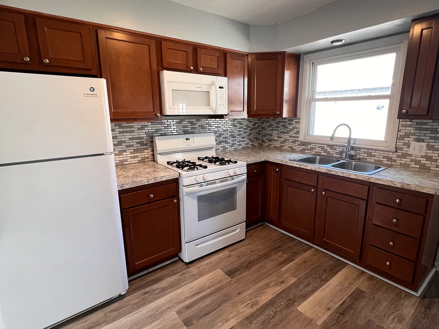 2 bed, $900 — Photo 3