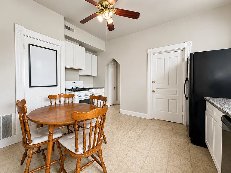 2322 Stratford Apts — Photo 5