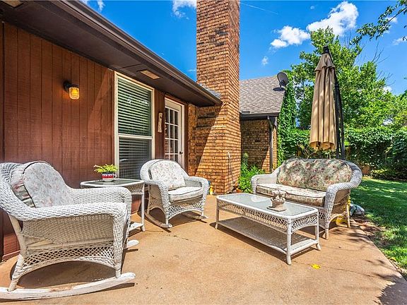 4th image of 2622 Silvertree Dr