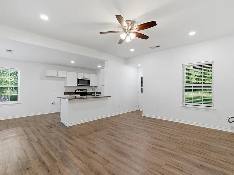 521 E Sears St — Photo 6