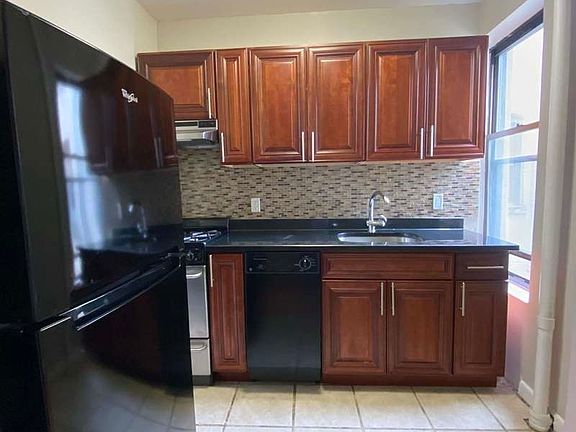 5th image of 318 E 78th St APT 24