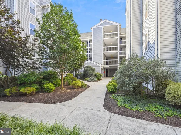 3179 Summit Square Dr #2-B8, Oakton, VA 22124