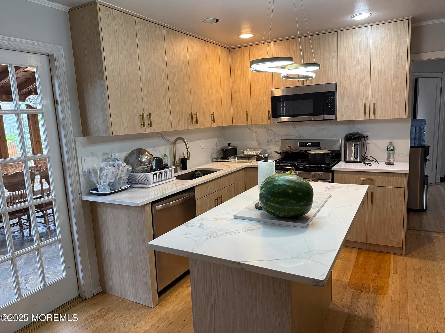 5 bed, 2.5 bath, 2560 sqft, $3,300 — Photo 4