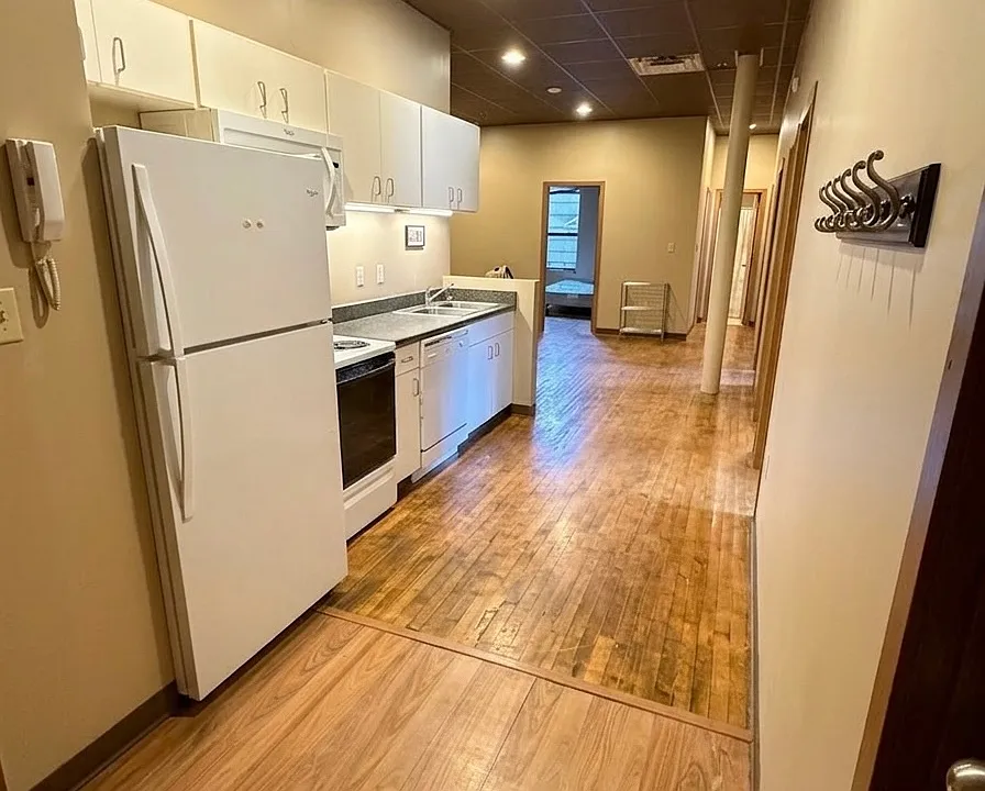 17-19 W 2nd St S
