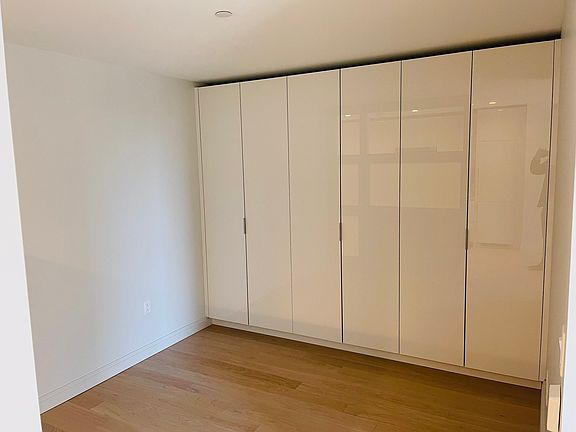 4th image of 135 Seaport Blvd #910