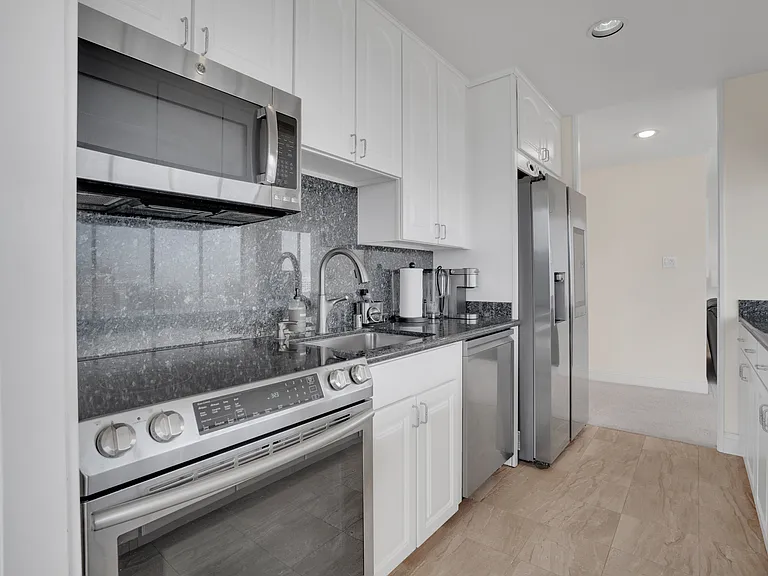 Bellevue Ave — Photo 13