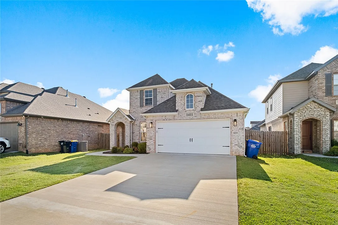 4 bed, 3.0 bath, 1964 sqft, $2,400 — Photo 3
